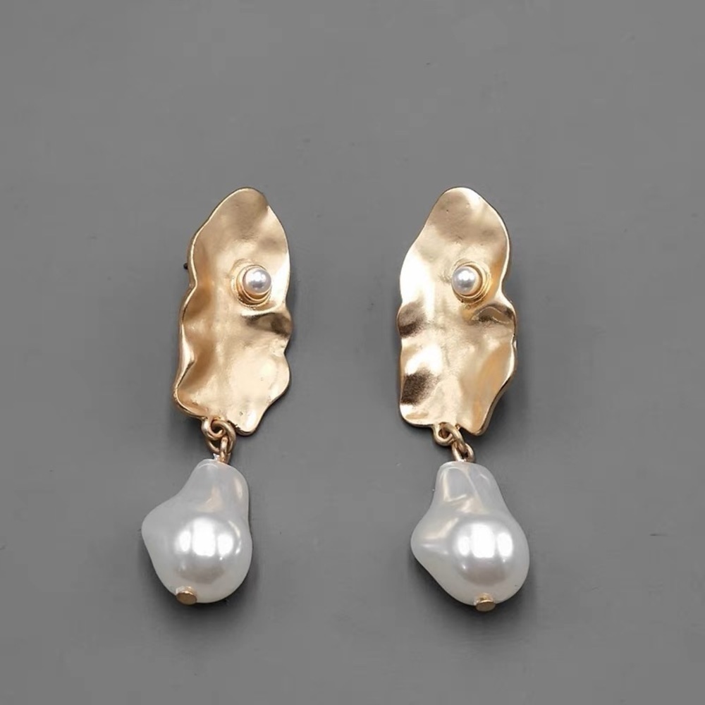 Gold tone baroque pearl dangling earrings
